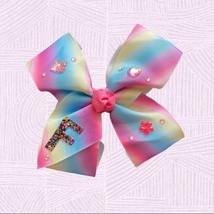 🌸 Handcrafted 5 inch hair bow with glitter letter “F” 🎀